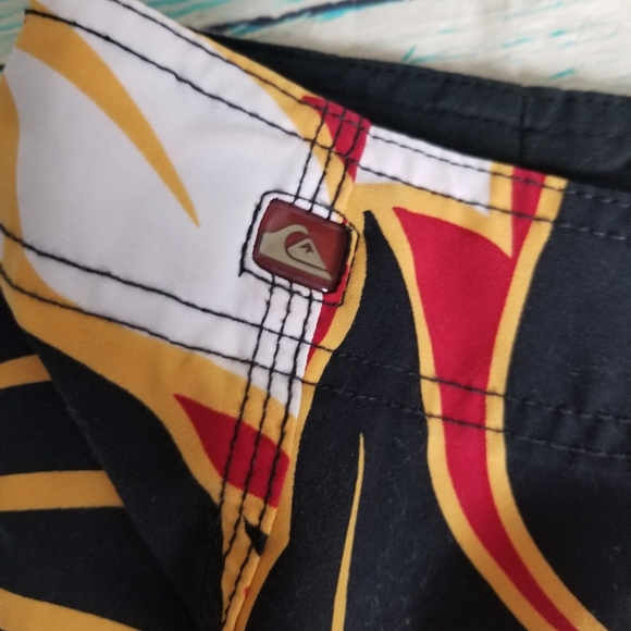 Quicksilver boy's hibiscusswim trunks siz… - Picture 3 of 5
